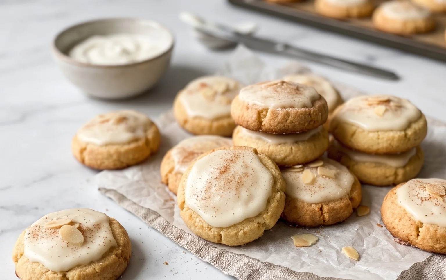 Schmandplätzchen: Saftige Mürbeteigkekse schnell backen
